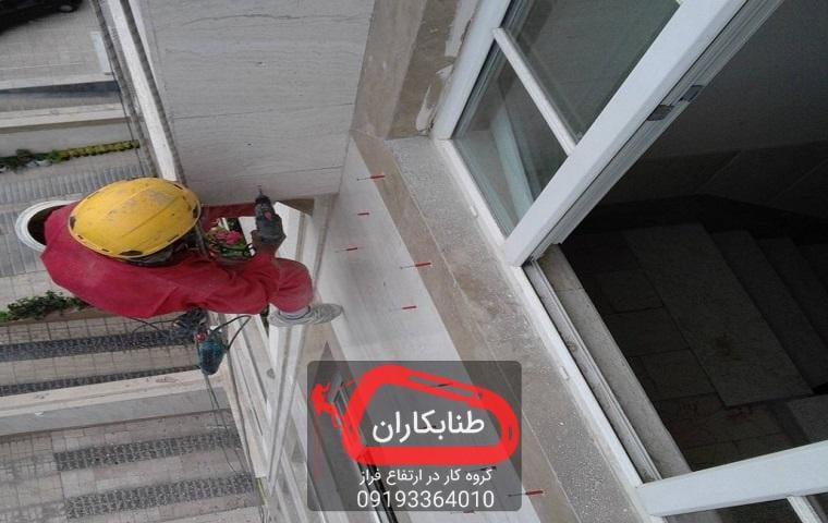 استفاده از پیچ و رولپلاک ضد آب در نمای ساختمان